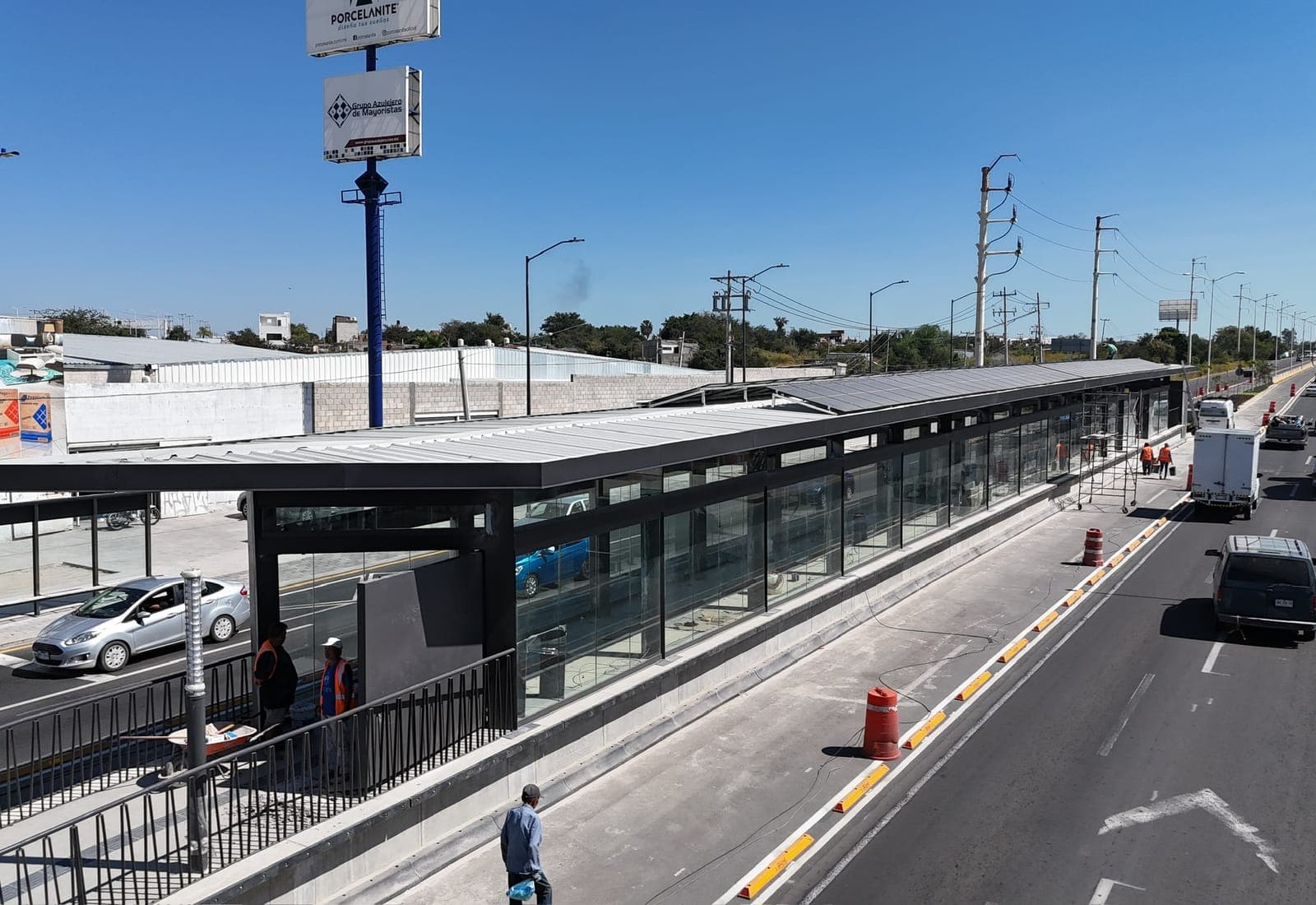 Estación Los Conejos terminada: cubierta metálica sobre el andén acristalado, junto a la vialidad